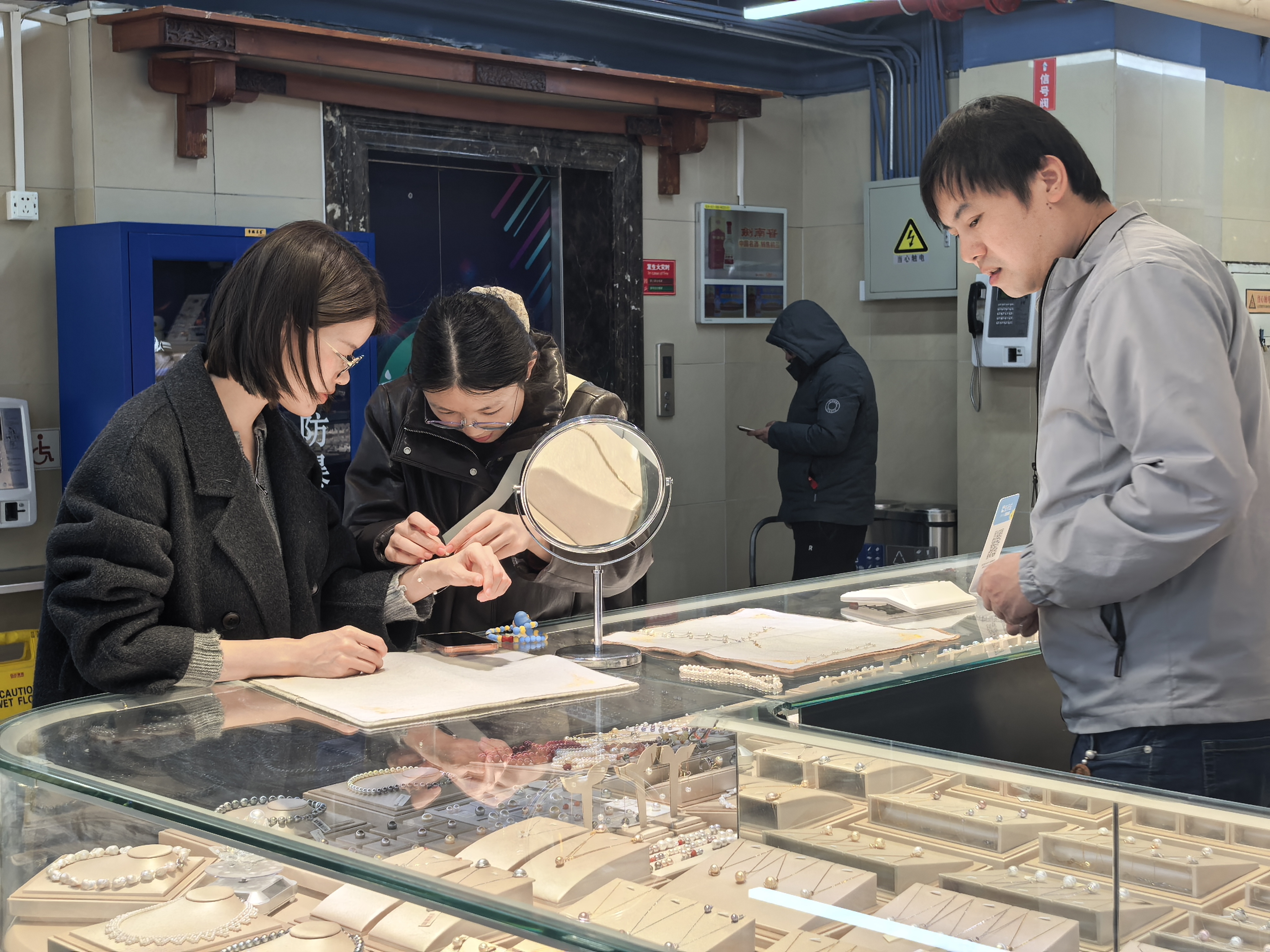 新春走基层｜一颗珍珠连中外 北京红桥市场新春复工启新程(图5)