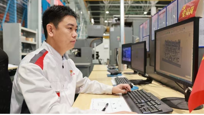 一汽工匠杨永修:把民族汽车品牌镌刻在时代丰碑上(图2) 一汽工匠杨永修:把民族汽车品牌镌刻在时代丰碑上(图2)