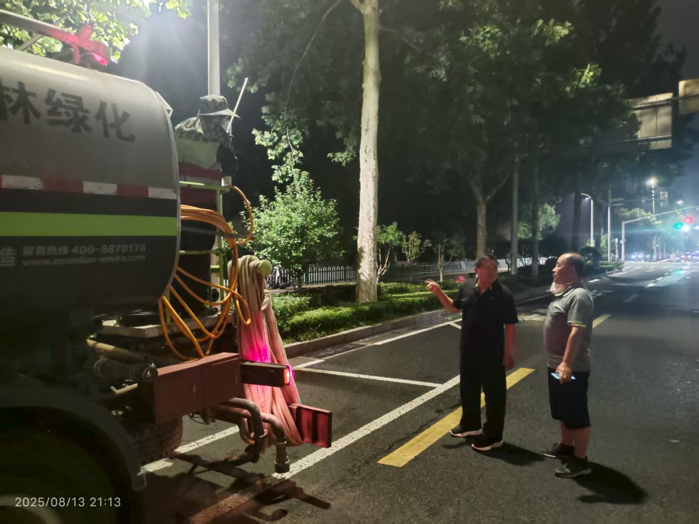 淄博张店区:“夜行园林人”在市民午夜正酣时悄然出动(图3) 淄博张店区:“夜行园林人”在市民午夜正酣时悄然出动(图3)