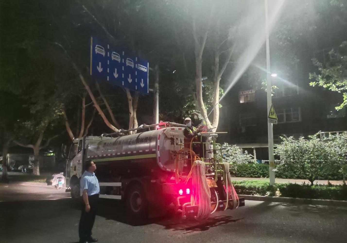 淄博张店区:“夜行园林人”在市民午夜正酣时悄然出动(图2) 淄博张店区:“夜行园林人”在市民午夜正酣时悄然出动(图2)