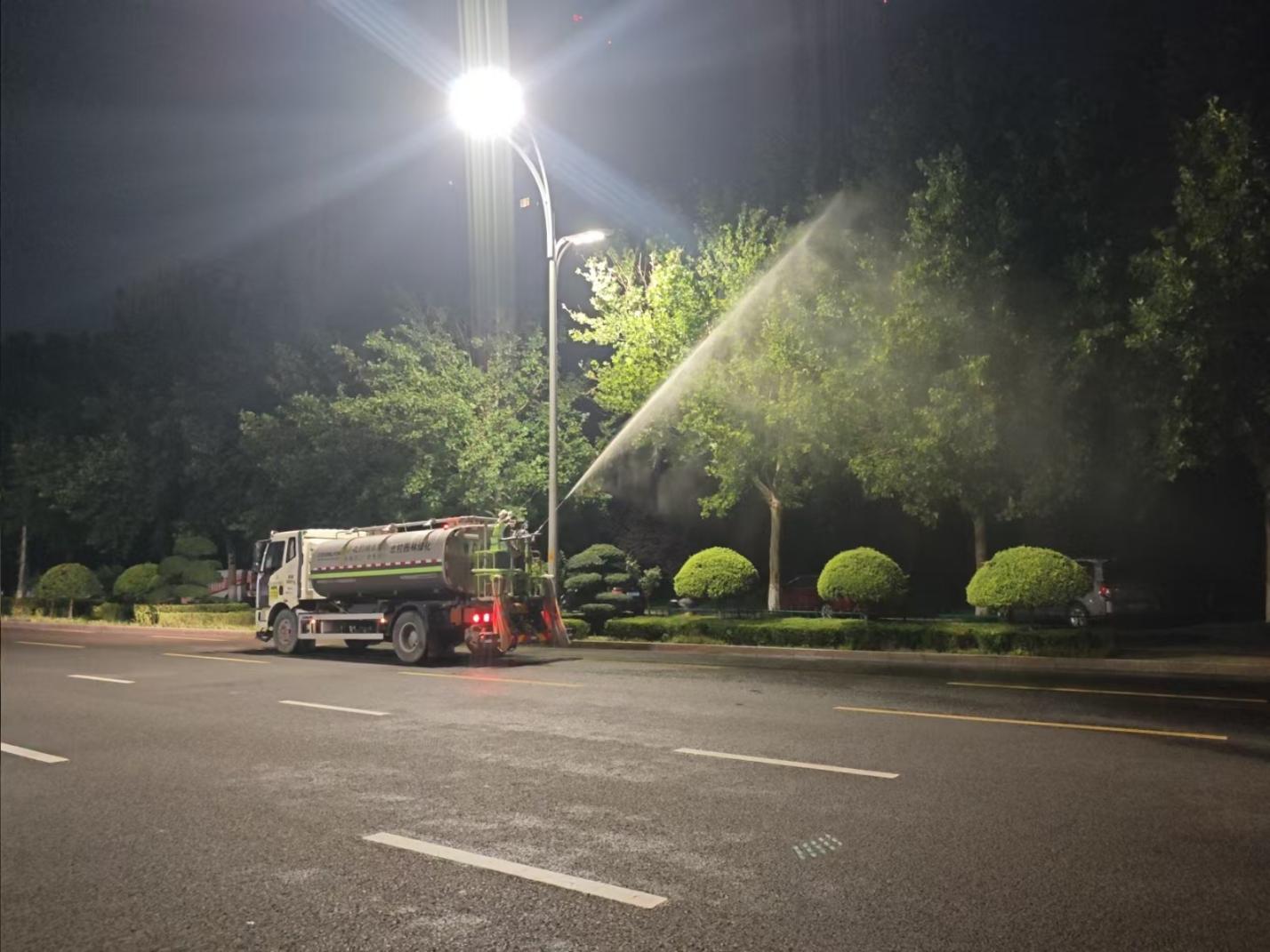 淄博张店区:“夜行园林人”在市民午夜正酣时悄然出动(图4) 淄博张店区:“夜行园林人”在市民午夜正酣时悄然出动(图4)